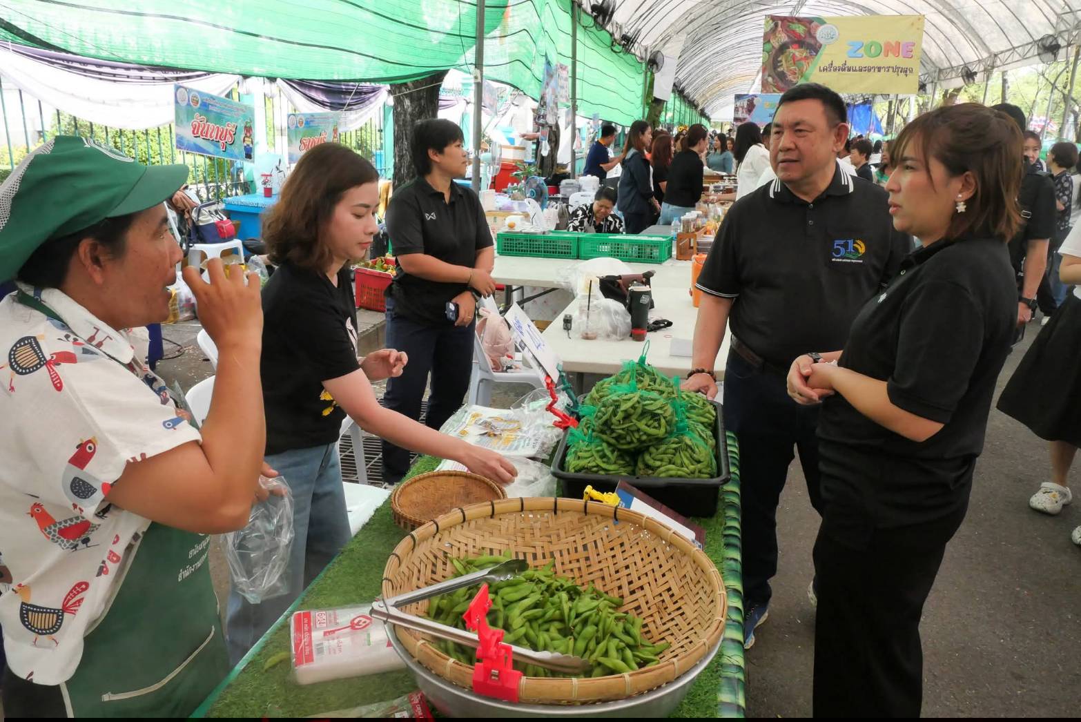 title - เลขาธิการ ส.ป.ก. เยี่ยมทักทายเกษตรกรและซื้อสินค้าในบรรยากาศวันสุดท้ายของการออกร้านขายสินค้า จากเขตปฏิรูปที่ดิน ส่งท้ายงานครบรอบ 51 ปี ส.ป.ก. ณ สำนักงานการปฏิรูปที่ดินเพื่อเกษตรกรรม